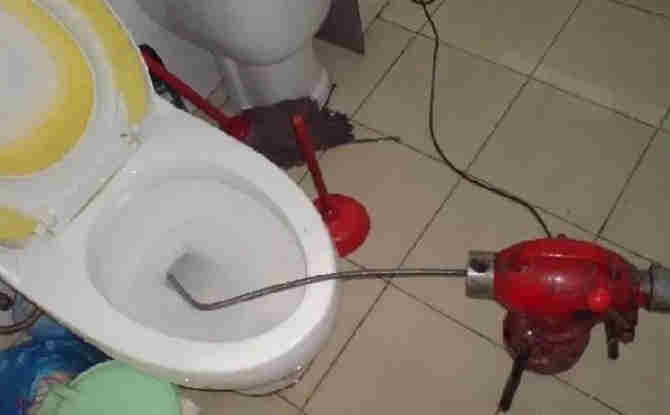 依兰马桶通下水